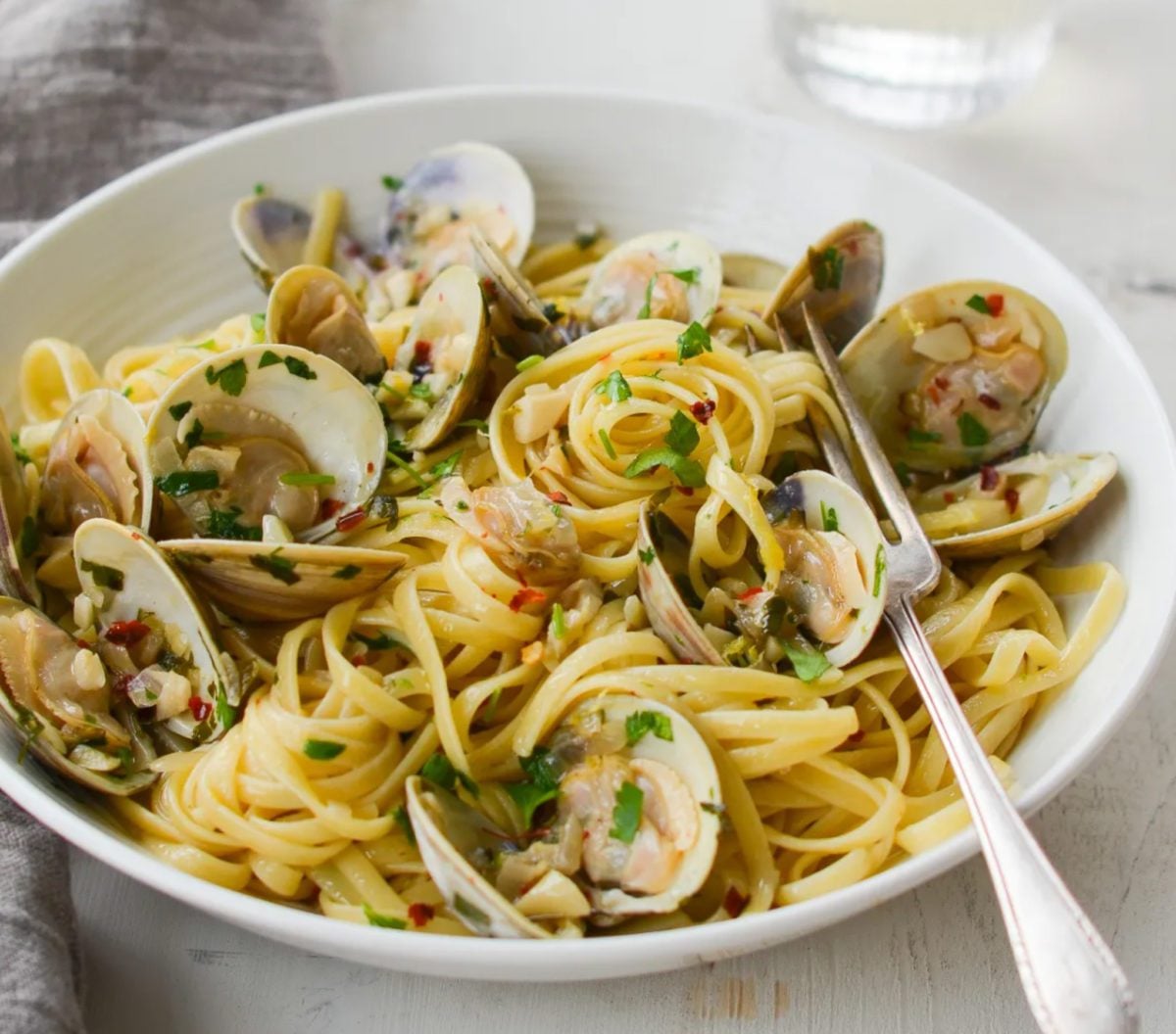 Linguine with clams in white wine sauce